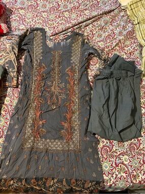 Embroidered lawn shalwar khameez set sz small